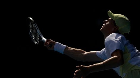 Jannik Sinner devuelve ante Holger Rune en los octavos de final del Abierto de Australia, el lunes 20 de enero de 2025, en Melbourne. (AP Foto/Asanka Brendon Ratnayake)