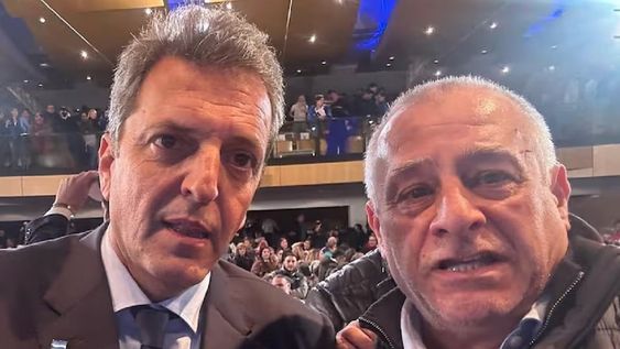 El sindicalista Edgardo Llano (APA) se fue de vacaciones a España antes del paro de Aerolíneas Argentinas (Foto junto a Sergio Massa / gentileza)