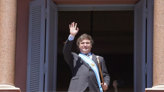 Javier Milei, desde el balcón de Casa Rosada (Foto gentileza)