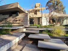 Esta obra se alza como una pieza de vanguardia histórica en pleno centro de Villa Nueva Esta obra se alza como una pieza de vanguardia histórica en pleno centro de Villa Nueva