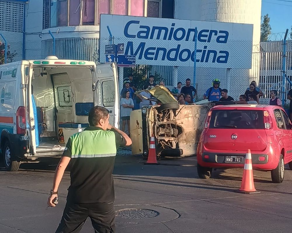 Un menor y dos hombres resultaron lesionados luego de un accidente vial ocurrido en la tarde del lunes en la intersección de calle Cañadita Alegre y Lateral Sur de Acceso Este