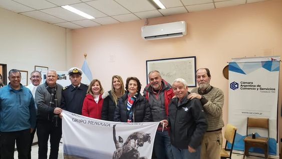 Los participantes de la reunión en la que se buscó avanzaren el proyecto para bautizar sectores del Estadio Malvinas Argentinas con los nombres de los caídos mendocinos en la guerra.