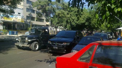 Multaron a 35 vehículos estacionados en doble fila en las escuelas mendocinas: cuánto deben pagar