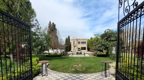 El château neoclásico que la familia Arizu le compo a Frank Romero Day.