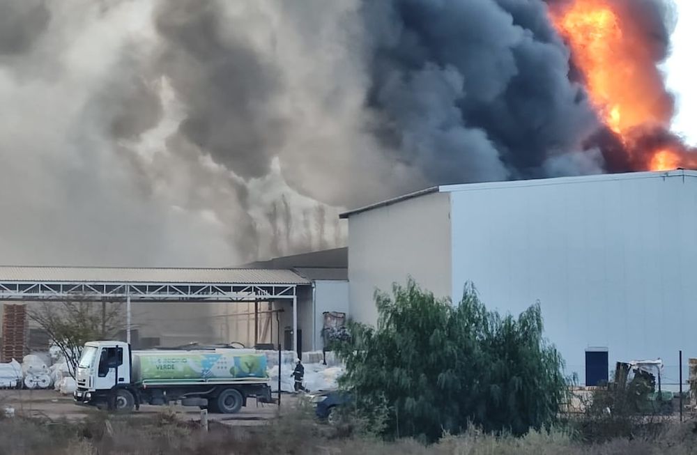 El fuego destruyó la fábrica Plastiandino en San Rafael.