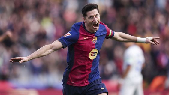 El polaco Robert Lewandowski festeja, porque&nbsp; lo hizo de nuevo, con un gol de otro partido su equipo el Barcelona se impuso al Alavés.