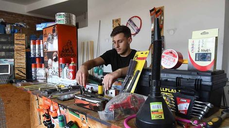 Lautaro uno de los dueños de Ferreteria LT de Godoy Cruz, que atiende desde hace un año.