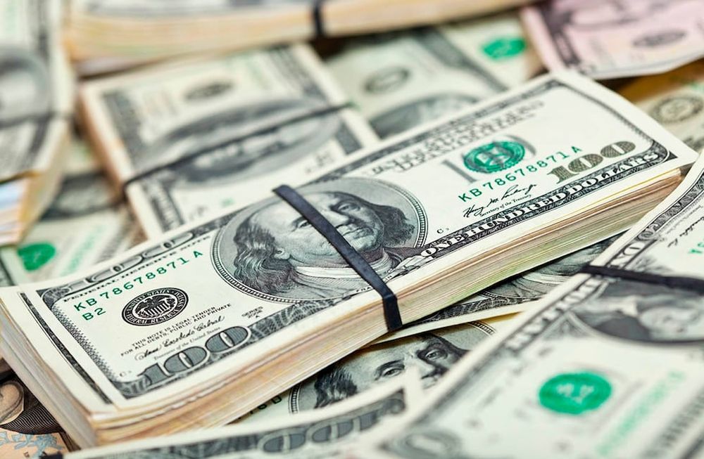 La Comisión Nacional de Valores (CNV) estableció este lunes nuevas medidas para reducir la operatoria con “dólares financieros”.
