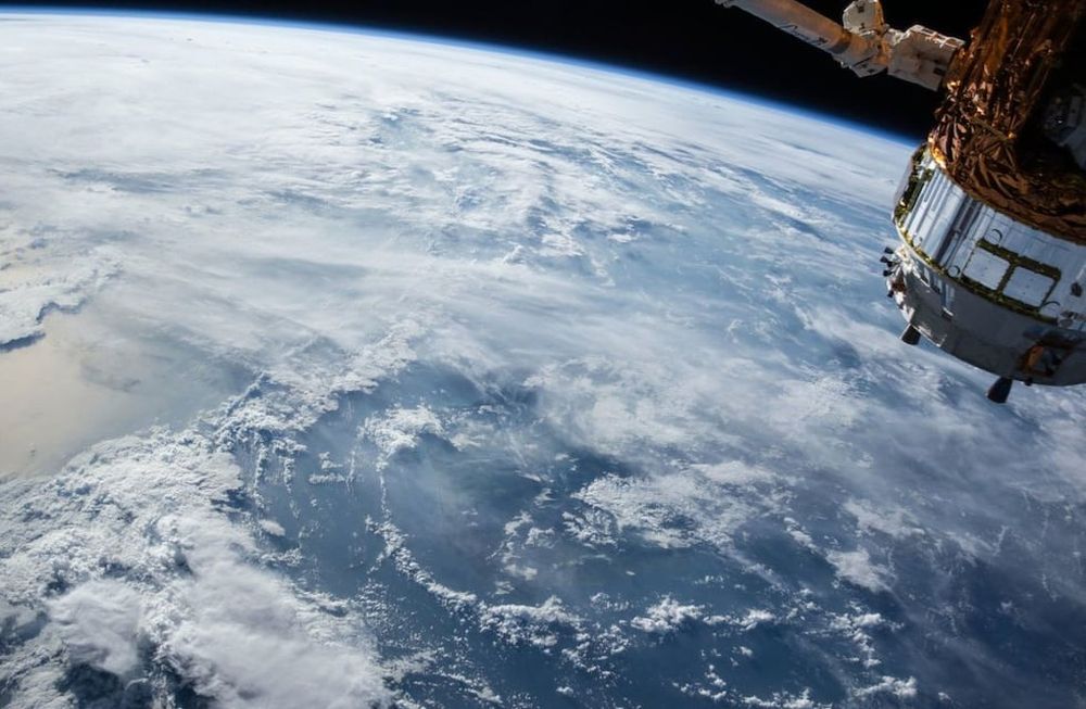 Es el primer latinoamericano en enviar cenizas de personas y mascotas al espacio exterior.