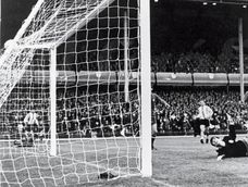Argentina y España se enfrentaron hasta ahora solo en una edición de mundiales y fue en 1966 en el de Inglaterra. Ganó la Albiceleste con dos goles de Luis Artime