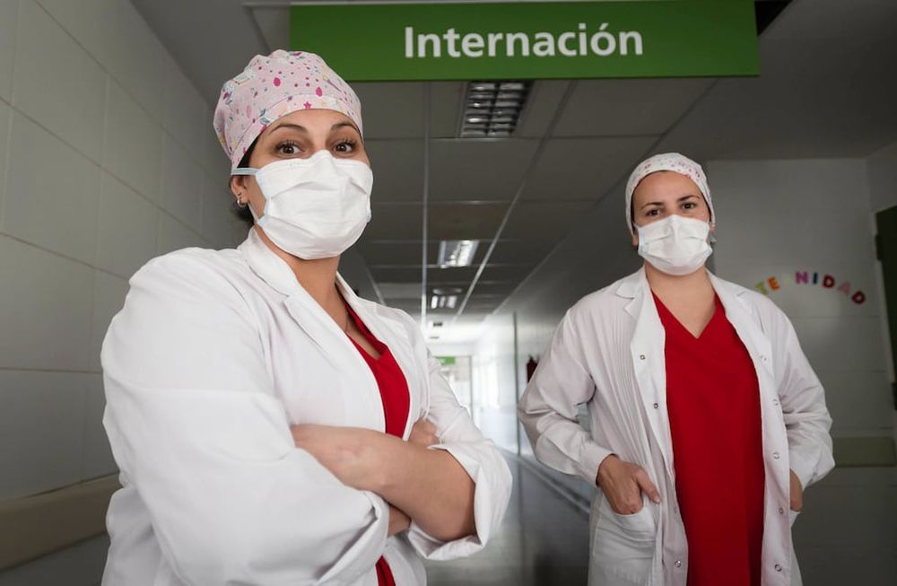 Dos profesionales de la salud provincial se muestran distendidas al inicio de una jornada, que seguramente, demandará mucho estrés y trabajo al máximo. / Ignacio Blanco