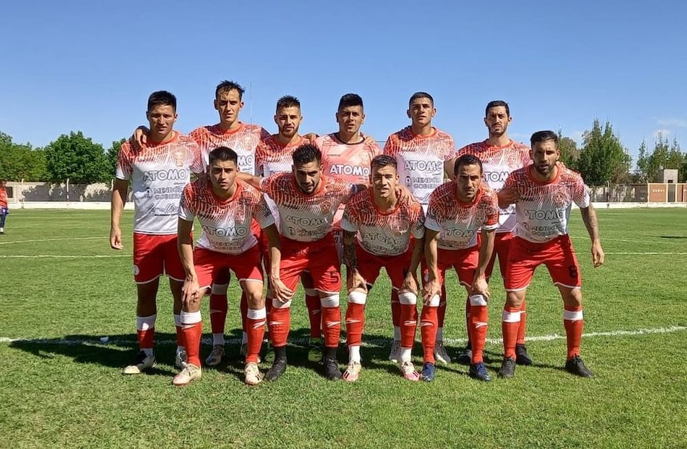 El equipo de Huracán Las Heras que jugó ante Peñarol de San Juan y perdió por 4-3. / Gentileza: Prensa HLH.