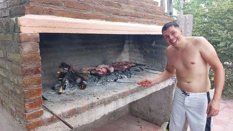Los Andes | parrillero. Emiliano era el primero en levantar la mano cuando se necesitaba un asador. Lo caracterizaba su buen humor. Foto: gentileza
