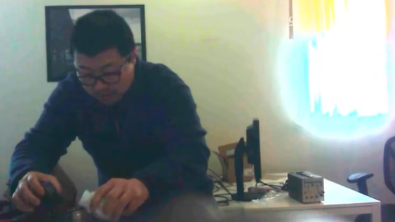 Rong Yuan instaló una cámara oculta en su oficina y grabó a David Xu mientras manipulaba su botella de agua.