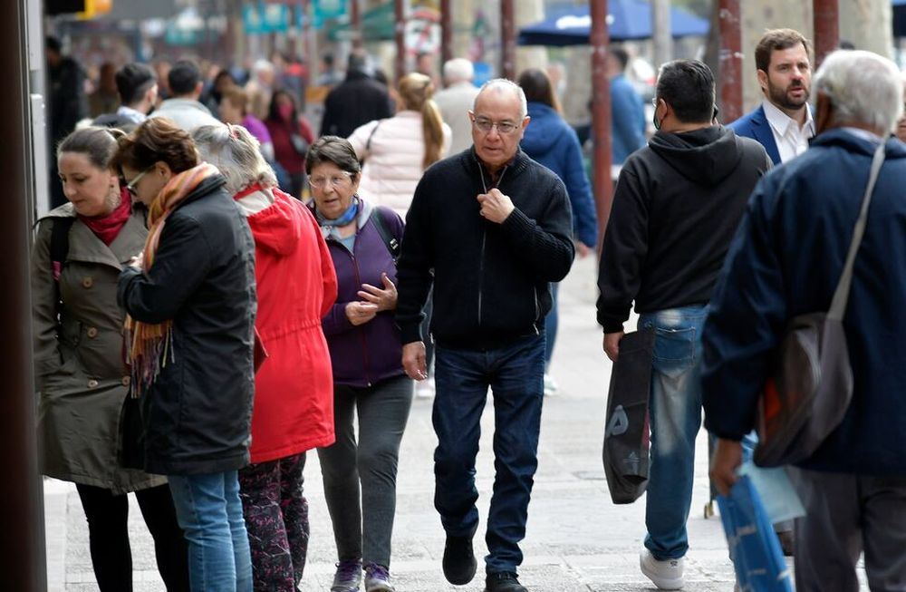 El aumento de casos de Covid anticipa el ingreso de una nueva ola, que se transitará más acorde con la normalidad.  Foto: Orlando Pelichotti / Los Andes