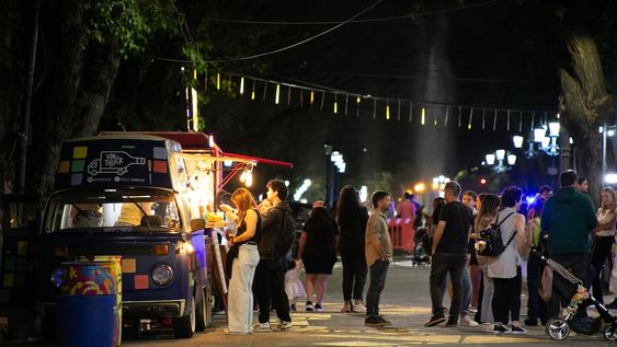 El evento se llevó a cabo este viernes con el fin de potenciar este sector comercial, acercando diversas propuestas gastronómicas a los asistentes con un escenario especial en esta importante avenida de la capital.
