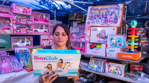 Paque Metropolitano de Maipú.Vuelven las ferias de juguetes por el día de Reyes MagosCarla Lima eligiendo regalos Foto: Ignacio Blanco / Los Andes