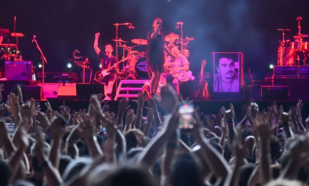 Tanto los fanáticos de la primera época de la formación, así como como las nuevas generaciones que los veían por primera vez disfrutaron de un show que no descuidó detalles.