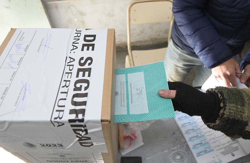Elecciones provinciales PASO 2023 en la provincia de Mendoza.En la Escuela Belgrano de Godoy Cruz, Los votantes ingresaban para votar en una mañana electoral tranquila pero fría.Foto: José Gutierrez / Los Andes