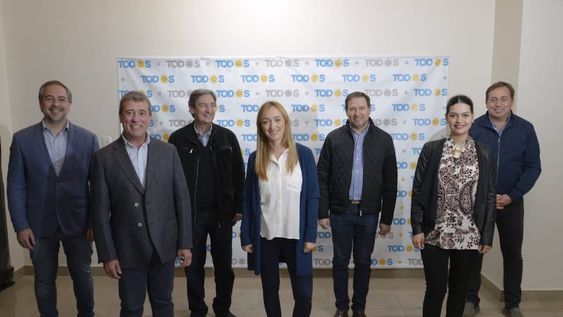 Los intendentes del PJ: Matías Stevanato (Maipú), Emir Félix (San Rafael), Roberto Righi (Lavalle), Flor Destéfanis (Santa Rosa) y Martín Aveiro (Tunuyán), junto a la presidenta del partido, Anabel Fernández Sagasti y el diputado nacional Adolfo Bermejo, Fuente: Prensa PJ