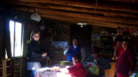 Maestros enseñan a leer y escribir a puesteros.