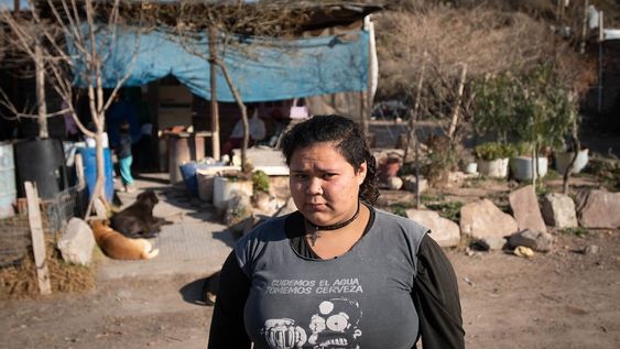 Contra toda adversidad. Lucía Parra es alumna de tercer año. Vive en una familia humilde y no abandona sus sueños de convertirse en una autora de renombre. Foto: Ignacio Blanco / Los Andes.
