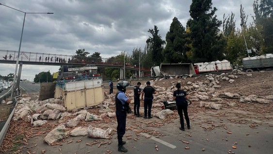 Volcó un camión sobre el Acceso Este y hay tránsito cortado&nbsp;