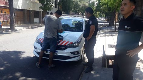 Un hombre que intentaba abrir vehículos estacionados fue detenido