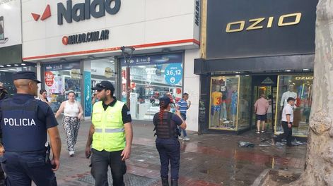 Los Andes | Bomberos, policías y preventores llegaron al lugar para prestar asistencia; pero el siniestro estaba controlado. | Foto: Ignacio Zavala Tello