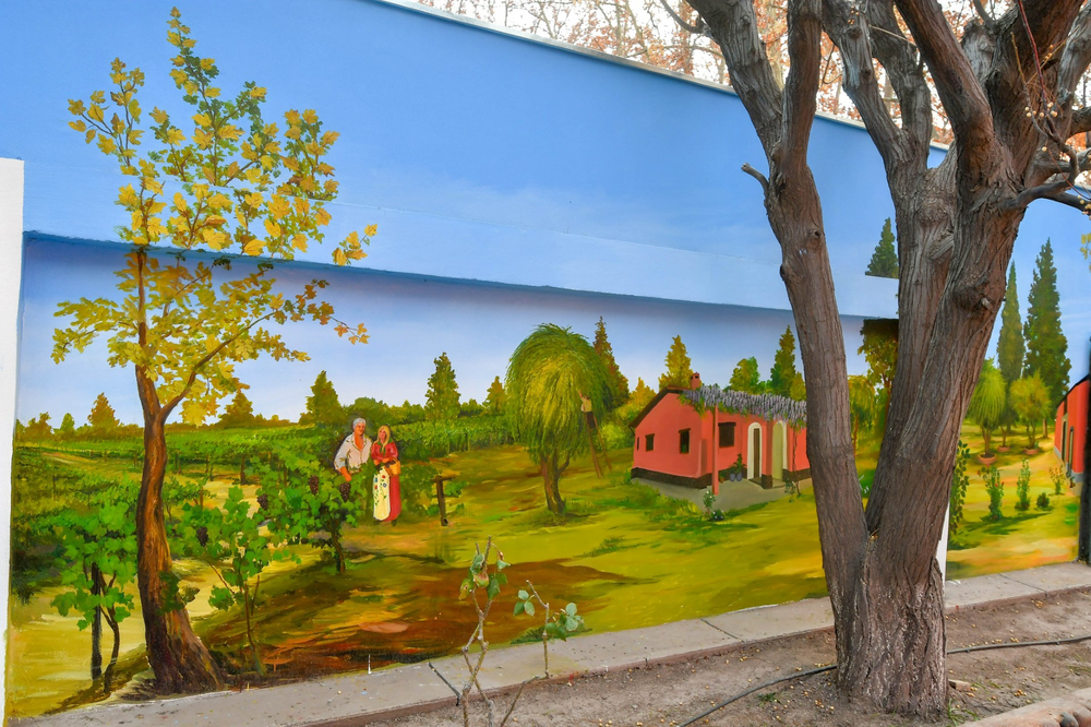Arte en una finca: un mural de 70 metros evoca la campaña libertadora