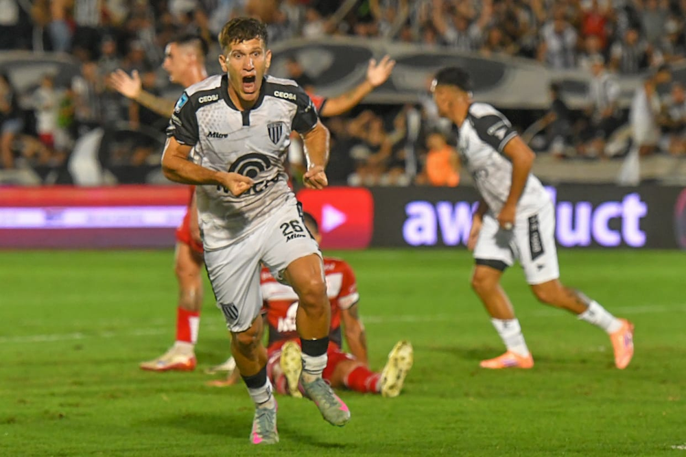 Facundo Lencioni festeja su primer gol en el campeonato con el Lobo en Primera División. Gimnasia venció a Instituto por 1 a 0. 
