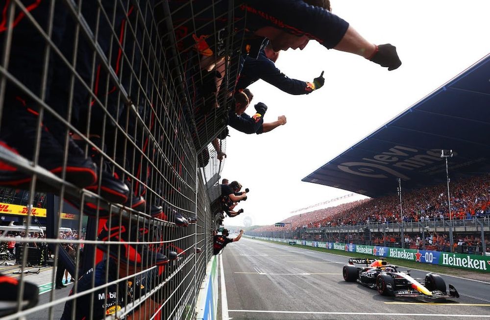 La FIA prohibirá a los miembros de los equipos subir a la valla del pitwall. / Gentileza.