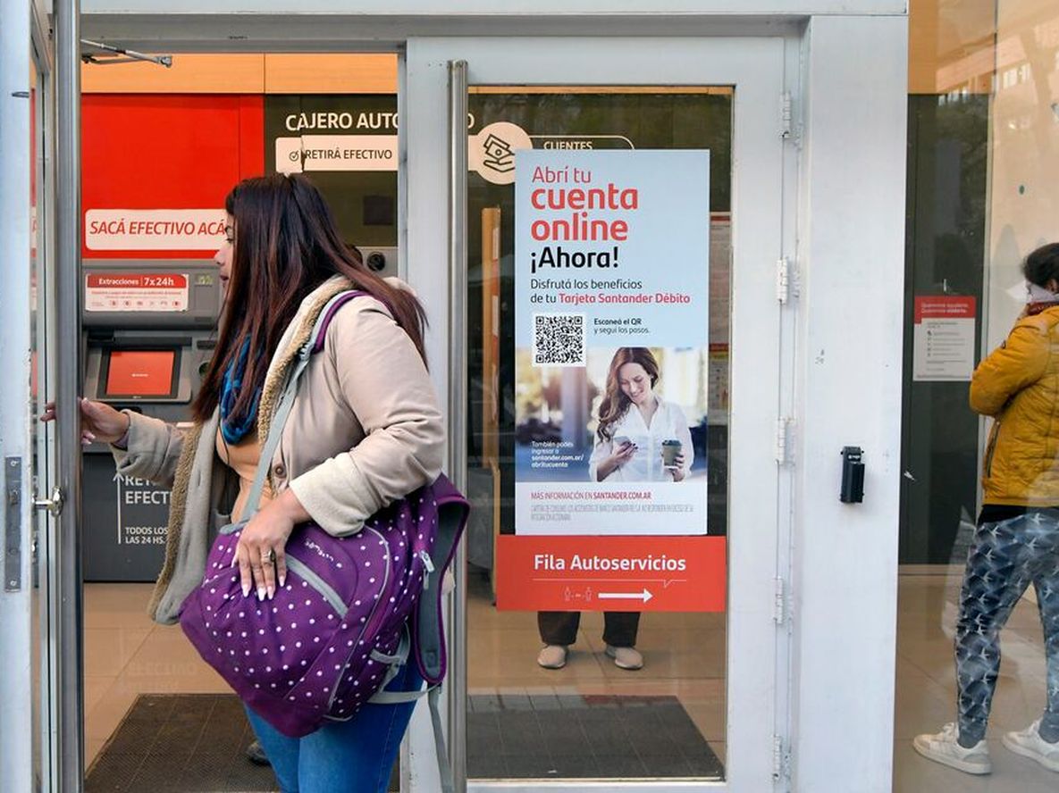 Bancarios discuten un nuevo salario: este mes llegarán a superar los $398 mil /Foto: Orlando Pelichotti / Los Andes