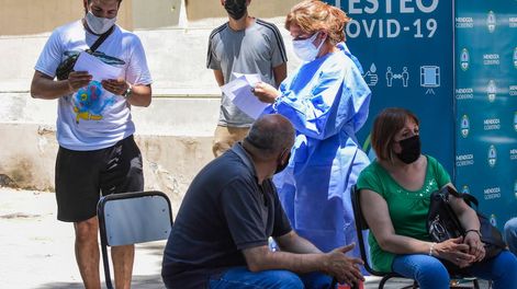 Los Andes | Desde ahora los contactos estrechos asintomáticos con esquema completo de vacunación no tendrán que aislarse. Foto: Mariana Villa / Los Andes