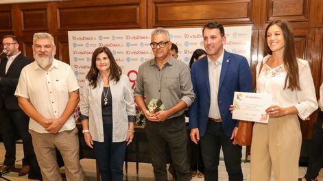 Diego Gareca (subsecretario de Cultura), Gabriela Testa (titular de Emetur), Rubén Valle (secretario general de Redacción Diario Los Andes), Tadeo García Zalazar (ministro de Educación, Cultura e Infancias) y Andrea Rizzo (jefa de Marketing Los Andes).