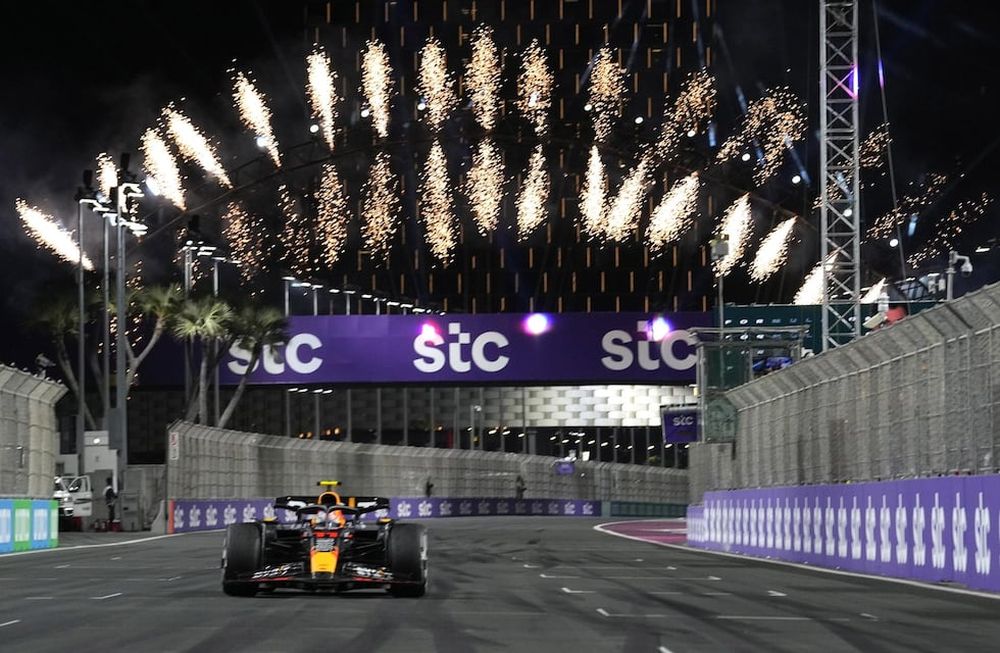 Jeddah (Saudi Arabia), 19/03/2023.- Winner Mexican driver Sergio Perez (C) of Red Bull Racing, second placed Dutch driver Max Verstappen (L) of Red Bull Racing and third placed Spanish driver Fernando Alonso of Aston Martin during the podium ceremony for the Formula One Grand Prix of Saudi Arabia at the Jeddah Corniche Circuit, Saudi Arabia, 19 March 2023. (Fórmula Uno, Arabia Saudita) EFE/EPA/STR