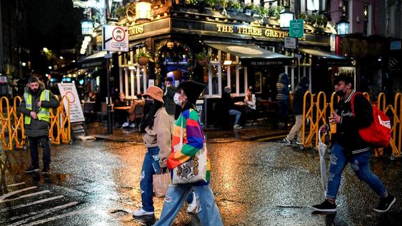 Por el rebrote, bares y restaurantes de Londres debieron cerrar sus puertas. / AP