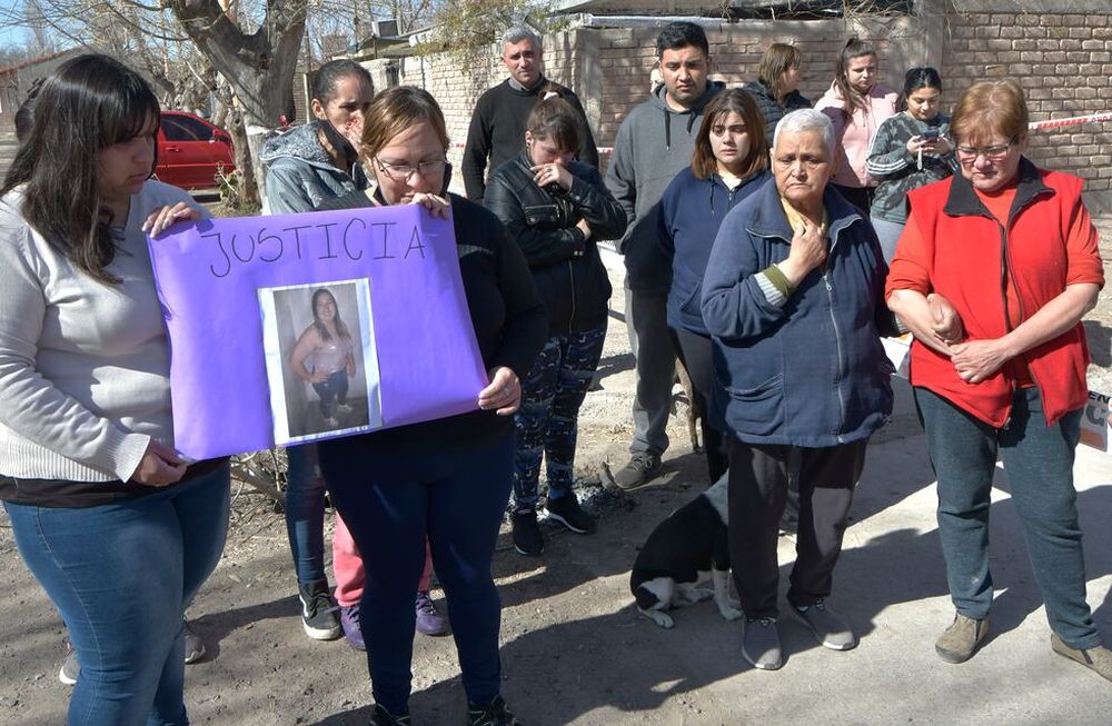 Femicidio en RivadaviaLa joven asesinada fue identificada como Karen Ríos (20). El femicida, Hugo Orlando Sosa (41), fue capturado. La madre de la joven está grave. Preocupación porque no encuentran al hijo que el asesino tuvo con la hermana de la víctima fatal.En el Barrio Libertad de Rivadavia. Foto: Orlando Pelichotti / Los Andes