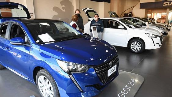 La posibilidad de comprar un 0km es cada más lejana para los jóvenes. Foto: José Gutierrez / Los Andes