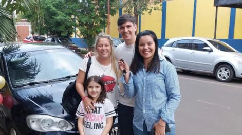 Tania junto a la pareja que le regaló su auto.