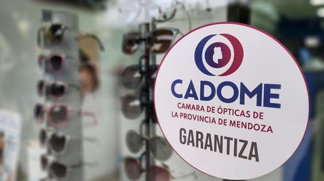 El cartel que garantiza que la óptica vende productos aprobados. Gentileza