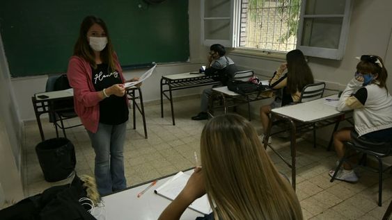 Este miércoles comenzaron a retornar a la presencialidad aquellos alumnos con trayectorias débiles, unos 20.000 en toda la provincia (casi 5% de la población total de estudiantes). Foto: Orlando Pelichotti / Los Andes.