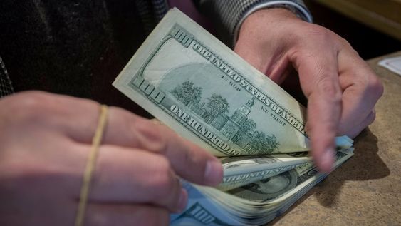 Dólar hoy: aumentó el blue y el oficial supera los $100, ¿por qué no es recomendable hacer puré?