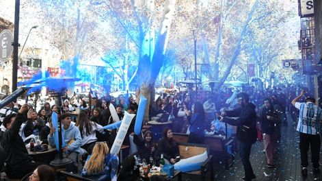 La calle Arístides, uno de los epicentros por el partido de la Selección Argentina.&nbsp; 