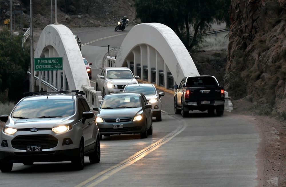 Después del fin de semana, algunos mendocinos que optaron por pasar las minivacaciones en alta montaña regresaron por la Ruta provincial 82 / Orlando Pilichotti