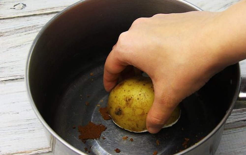 It's one of those homemade potato cleaning tricks, ideal for effortlessly removing rust from household items.