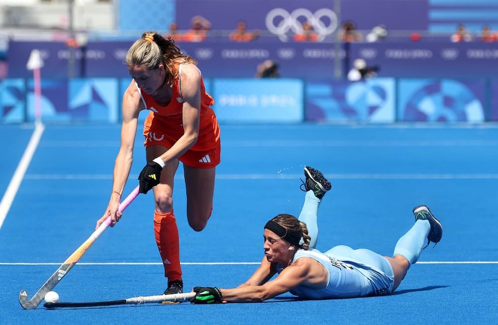 Colombes (France), 07/08/2024.- Felice Albers (L) of the Netherlands in action against Julieta Jankunas of Argentina during the Women semifinal betwen the Netherlands and Argentina of the Field Hockey competitions in the Paris 2024 Olympic Games, at the Yves-du-Manoir Stadium in Colombes, France, 07 August 2024. (Francia, Países Bajos; Holanda). EFE/EPA/CHRISTOPHE PETIT TESSON