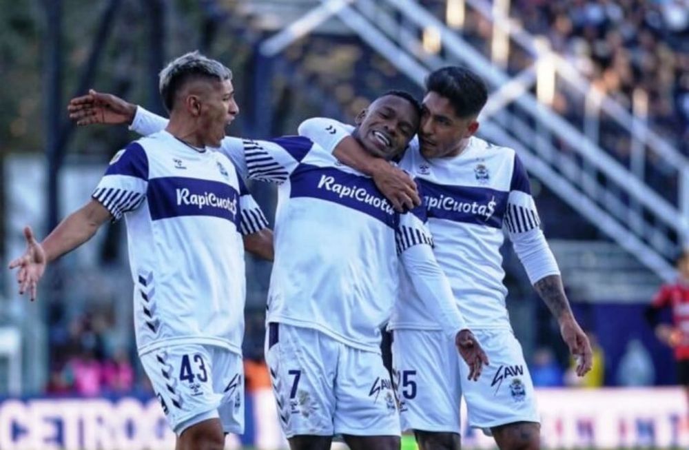 El Lobo venció 2-0 al Patrón en el Bosque con goles de Johan Carbonero y Cristian Tarragona. El equipo de Paraná profundizó su mal momento. / Gentileza.