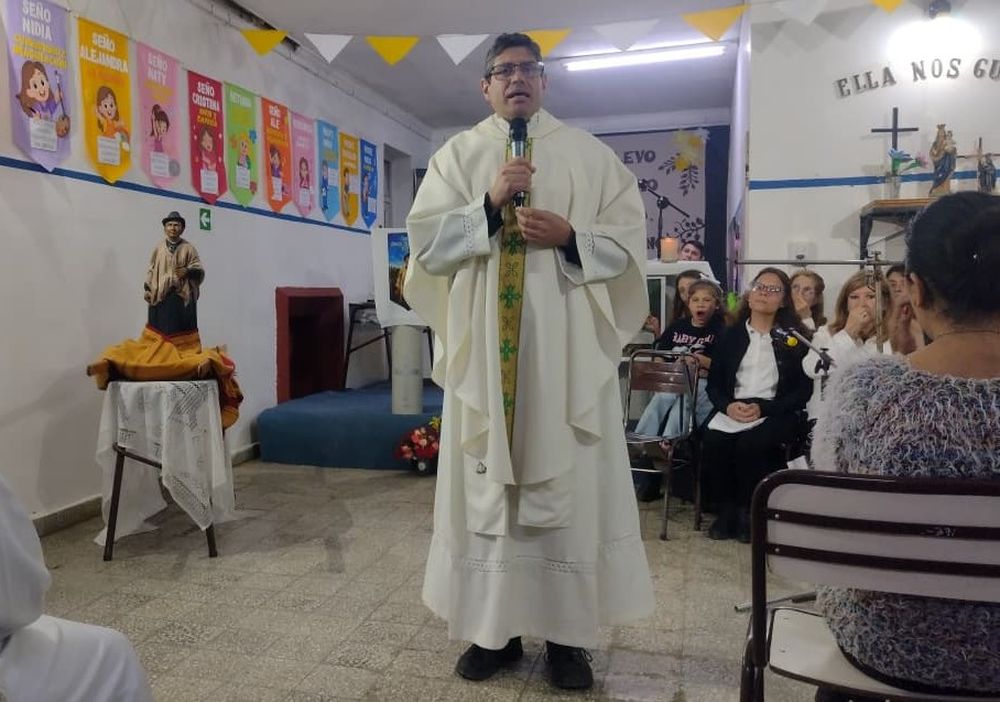 El padre Esteban Pavés celebrando la primera misa con el Cura Brochero como patrono.