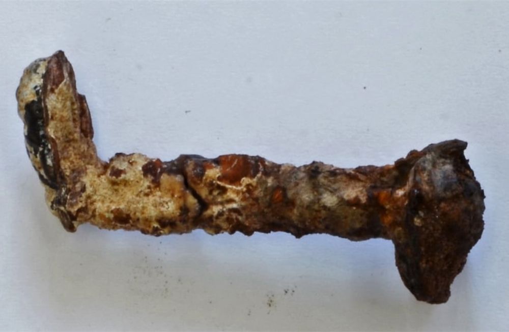 Un estudio reciente afirma que los clavos que la tradición atribuye a la crucifixión de Jesús, tienen restos de madera y huesos. Foto The Sun.